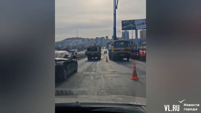 На Некрасовском путепроводе из-за дорожных работ перекрыли две из трёх полос смотреть онлайн