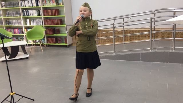"Идет солдат по городу" исполняет Тараненко Олеся (9 лет) смотреть онлайн