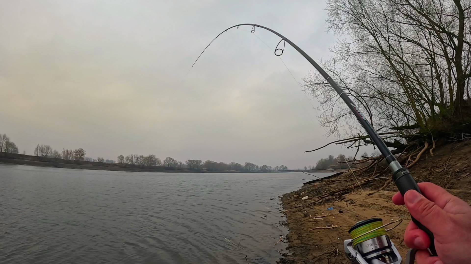 КРУПНЯК КЛЮЕТ НА НЕЕ Рыбалка на спиннинг весной Ловля судака на джиг смотреть онлайн