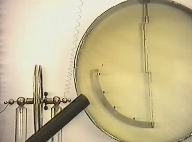 Физика. Опыты. Электричество и магнетизм. Ёмкость. Зависимость ёмкости от свойств среды смотреть онлайн