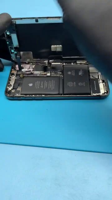 Замена экрана и заднего стекла на iPhone X смотреть онлайн