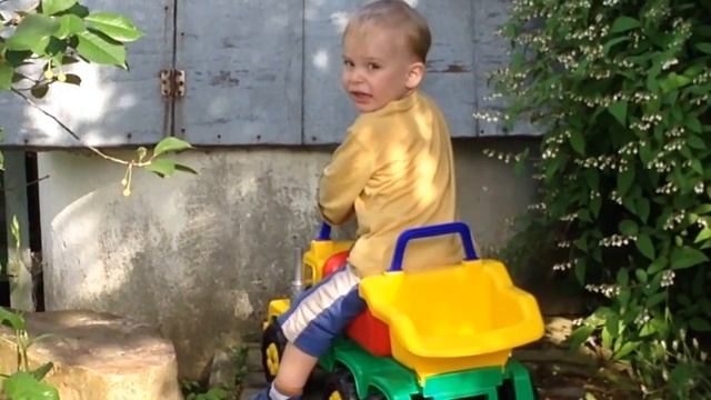Павлик катается на машинке "Полесье" смотреть онлайн