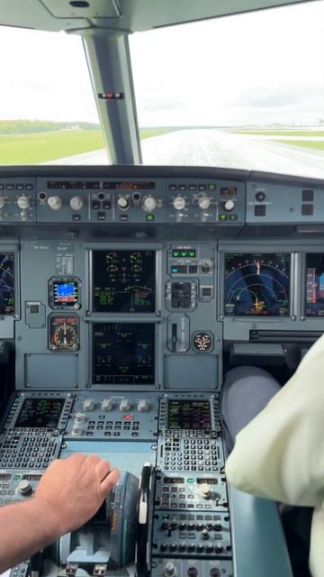 Мягкая посадка в Домодедово на ВПП 32L #karenpilot #aviation #sky #airport #самолет #пилот смотреть онлайн