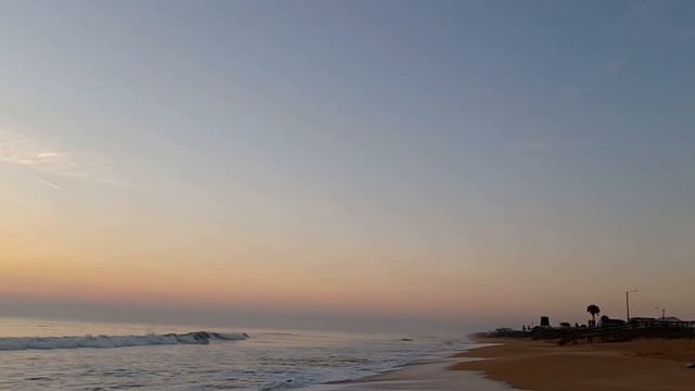 Химтрейлы на небе перед восходом солнца рано утром во Флориде. США смотреть онлайн