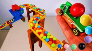Видео для детей. Катам разные игрушки машинки и шарики через трамплин. Детям
