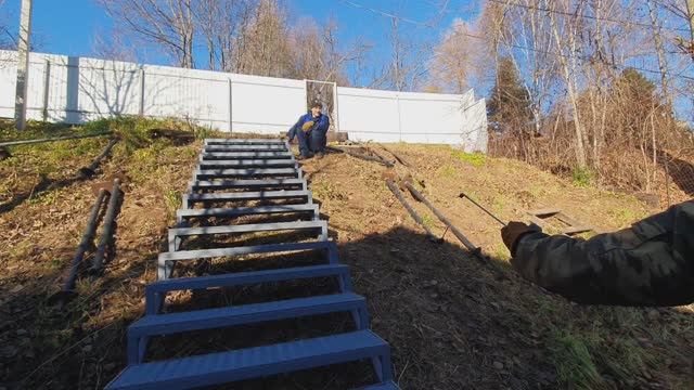 Как установить лестницу на крутом склоне. смотреть онлайн
