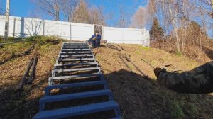 Как установить лестницу на крутом склоне.