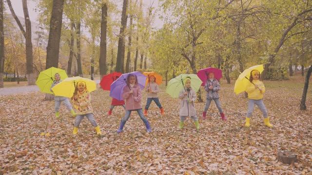 ЭТО ОСЕНЬ (муз. и сл. Л.Горцуевой, исполняет группа "Legato" ) смотреть онлайн