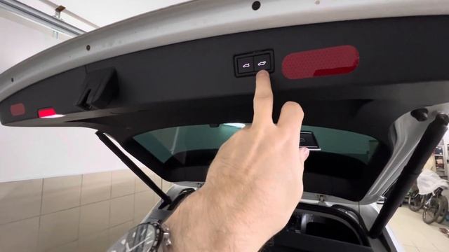 Volkswagen Tiguan 2 Trunk Closing Delay ButtonКнопка задержки закрытия багажника