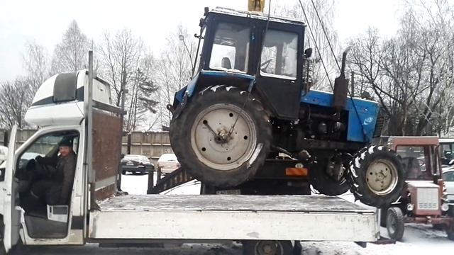 Экстремальная разгрузка синего трактора БЕЛАРУС МТЗ 82 краном смотреть онлайн