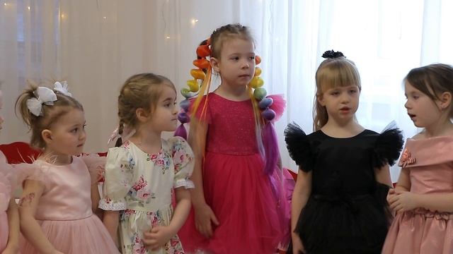 Малыши Успенского детского сада поздравили с 8 марта своих мам и бабушек.