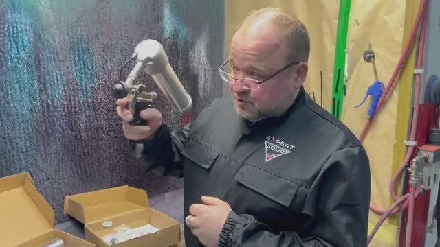 Правила использования пневматического пистолета SOLID для нанесения распыляемых герметиков смотреть онлайн