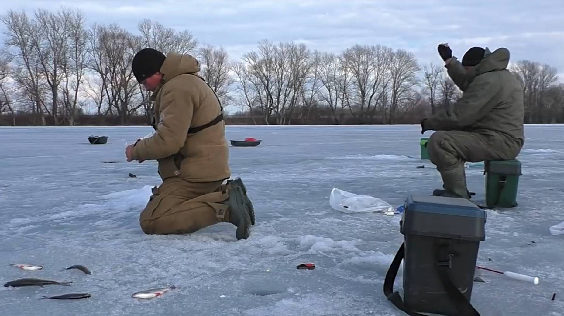 Вот такой он, ПОСЛЕДНИЙ ЛЁД ! Ловля плотвы зимой 2021! Крупная плотва на червя! смотреть онлайн