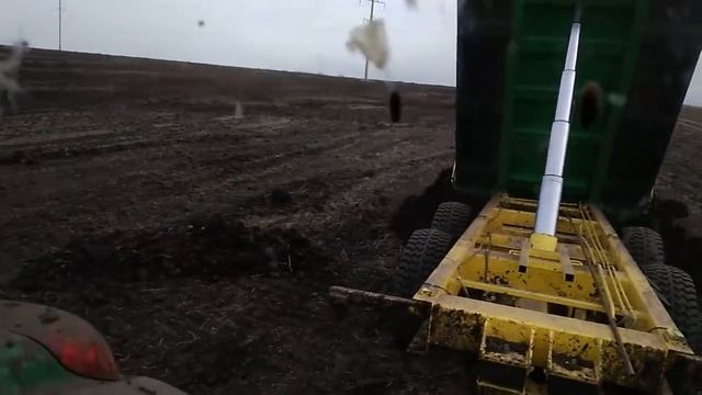 Возим навоз с бурта в поле Работаю на Джон Дире 6930 смотреть онлайн