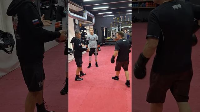 зашагивание вправо под левую руку соперника и дальнейшая контратака смотреть онлайн