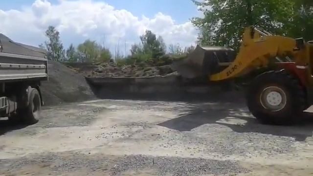 Погрузчик ZL-30, погрузка щебня смотреть онлайн