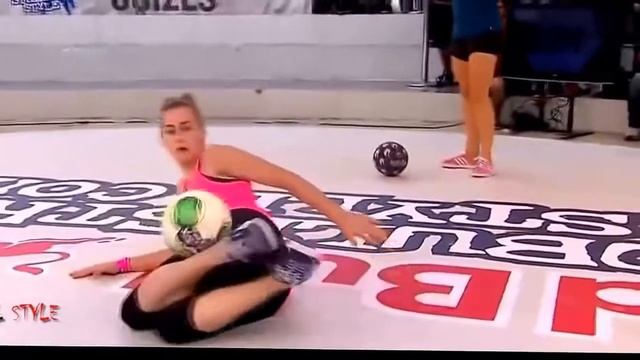 Финты с мячами девушек смотреть онлайн