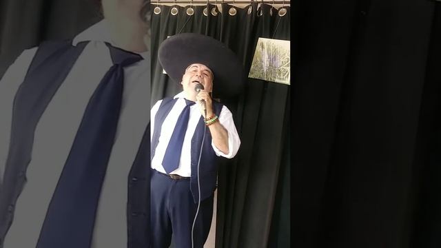 El Coyote. Felipe Ramirez canta karaoke. смотреть онлайн