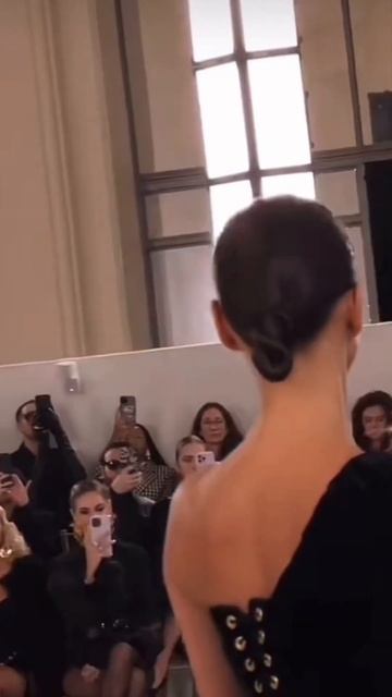 Кому идёт больше?Ирина или Кайли? 😅 #кайлидженнер #иринашейк #мода #показмоды #стилистонлайн смотреть онлайн