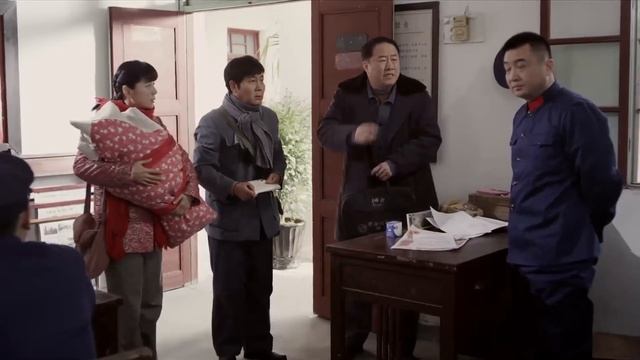 他抱著路上撿的孩子去登記結婚，卻被人家拒絕了！ смотреть онлайн