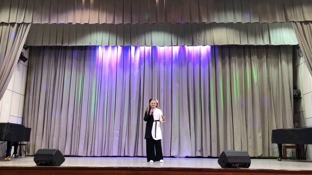 Тараненко Олеся поёт песню «Белая ворона» смотреть онлайн