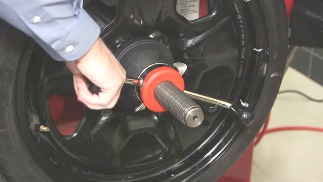 Варианты зажима колеса на стендах виброконтроля Hunter Engineering смотреть онлайн