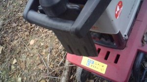 Садовый измельчитель ЗУБР-ЗИЭ-44-2800: измельчение ветки с помощью гравитационной подачи