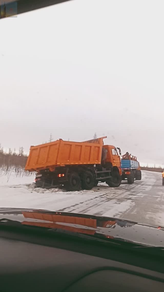 Северные дороги ошибок не прощают, грузовики в кювете!!! смотреть онлайн
