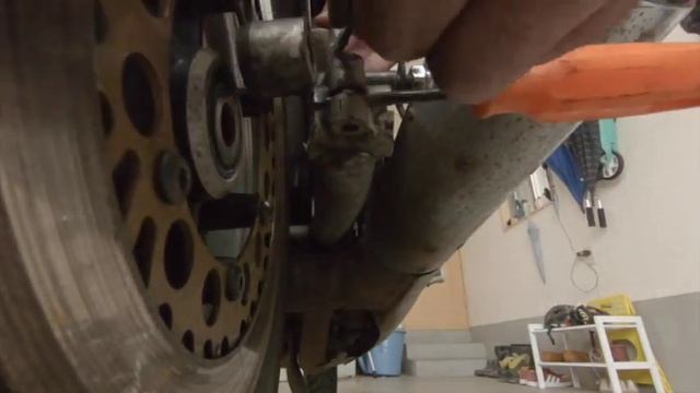 Removing a Yamaha Vmax rear wheel смотреть онлайн