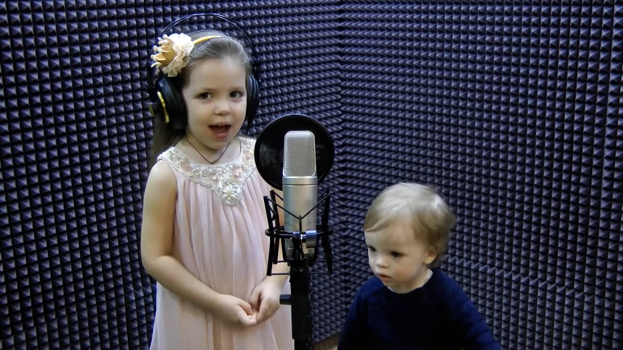 АНЯ - ТОПНИ НОЖКА с братиком (Бэкстэйдж ДЕМО) смотреть онлайн