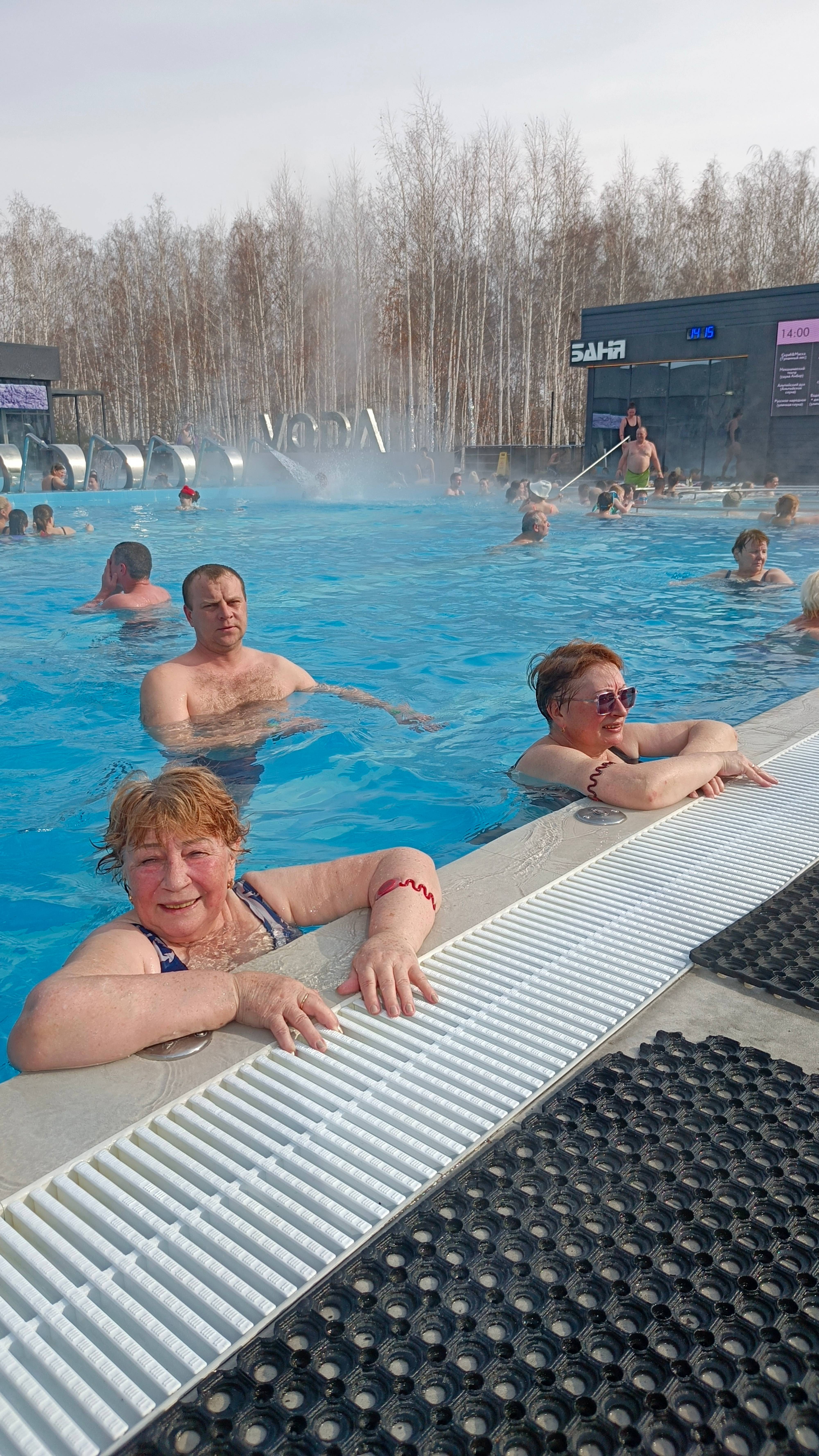 Отдых в бассейне на свежем воздухе.