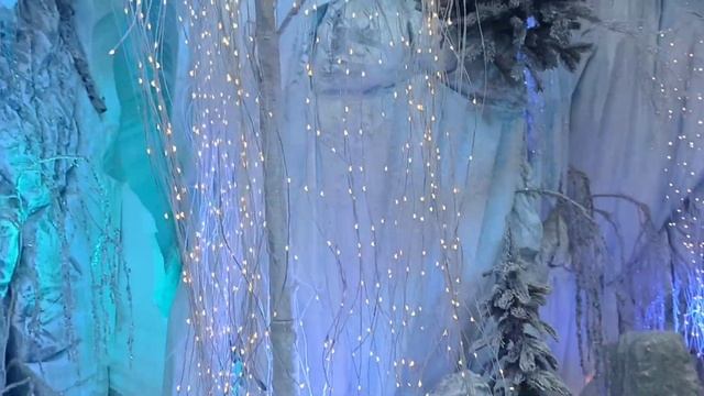 Новогодний декор всё ещё радует покупателей в Dana Mall смотреть онлайн