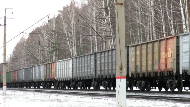 Грузовой поезд на перегоне, электровоз 2ЭС6-562 "Синара" смотреть онлайн