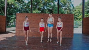 Красивый трюк втроём. Акробатические трюки втроем для выступлений. Акробатика в танце.