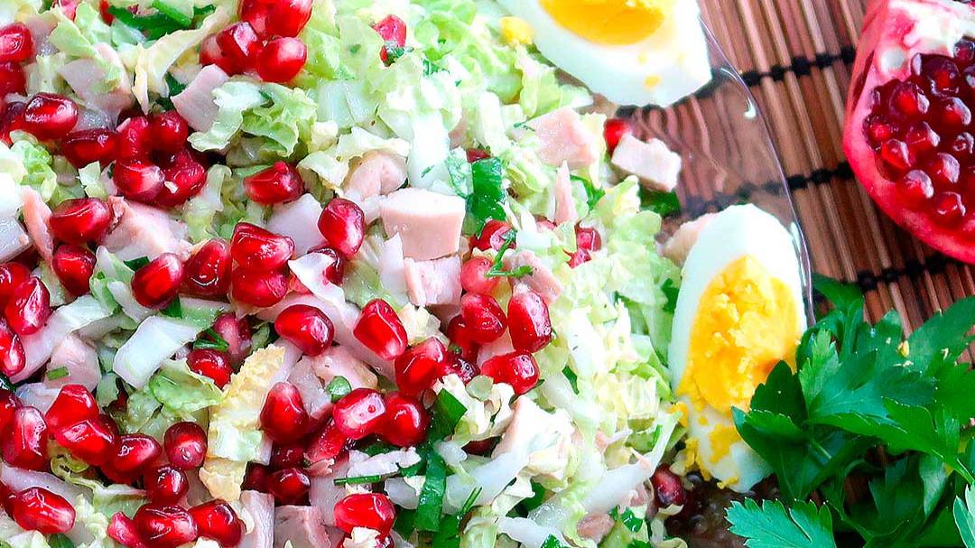Легкий, вкусный салат с пекинской капустой, курицей и гранатом.