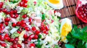 Легкий, вкусный салат с пекинской капустой, курицей и гранатом.
