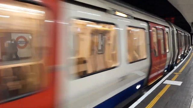 2 Circle Line Leaving And Arriving Victoria