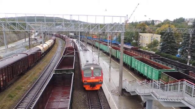 ЭД9М-0204 с пригородным поездом Новороссийск-Краснодар
