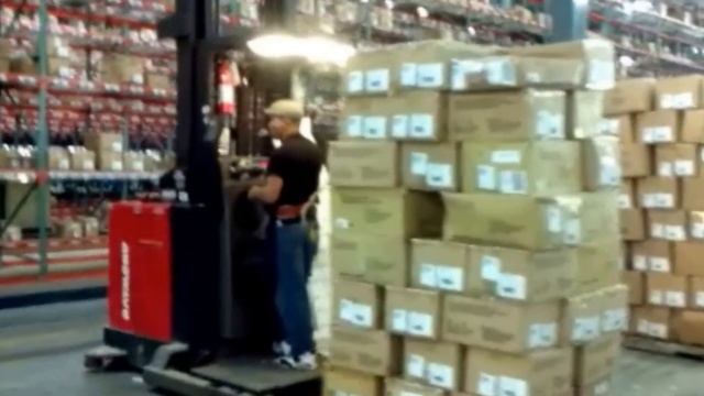 USED FORKLIFT ORDER PICKER: Man Up to Load & Unload Racked Inventory смотреть онлайн