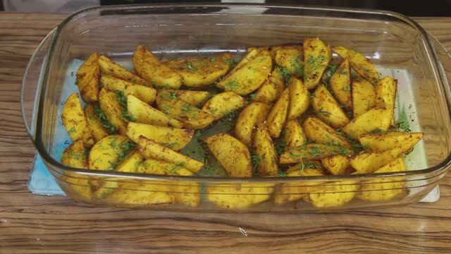 Картошка в духовке по-деревенски. Рецепт чесночного соуса. смотреть онлайн