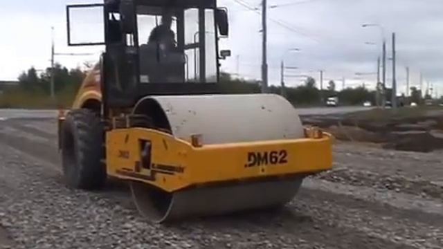 Грунтовый каток DM62 уплотняет щебень смотреть онлайн