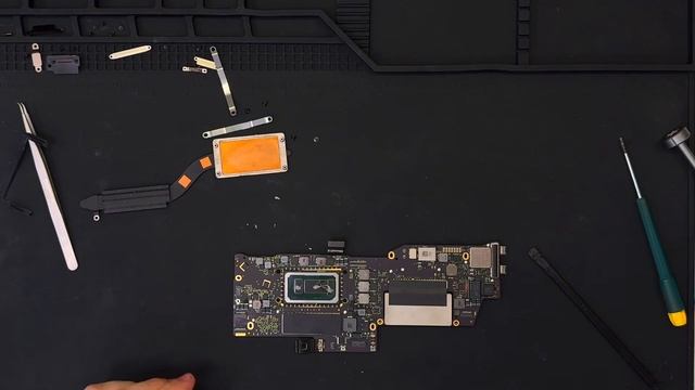 MacBook Pro 13” A1708 чистка и замена термопасты. смотреть онлайн
