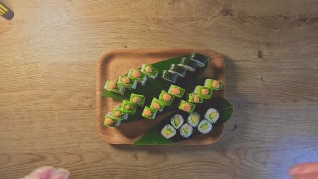 Как приготовить суши-роллы с Авокадо. смотреть онлайн