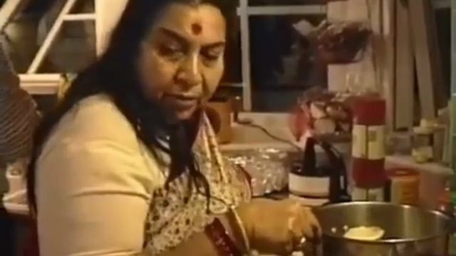 Шри Матаджи на кухне. Ашрам Гивринш, Швейцария смотреть онлайн