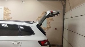 Skoda Karoq. Работа установленного электропривода багажника.