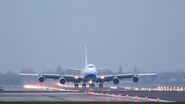 A380 Emirates, powerful Reverse thrust on a wet runway.