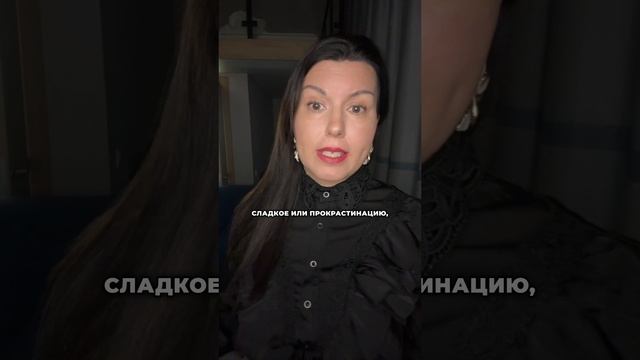 Соцсети, кофе, сладкое – всё, что держит тебя в этом мире. Ну и немного отчаяния.