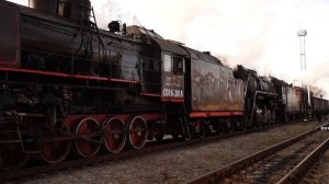 Паровозы СО18-2018 и Л-5289 в Осташкове заправляюся водой. Октябрь 2014г.