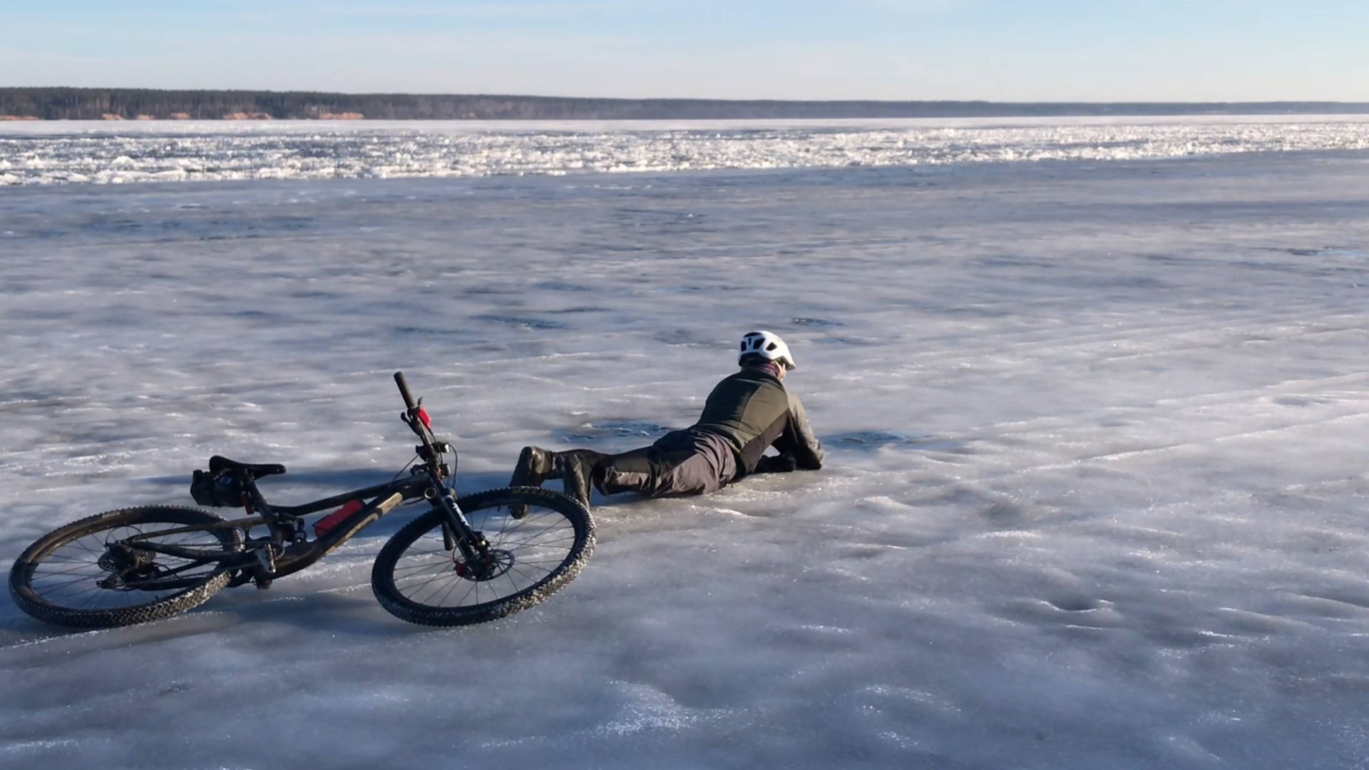 Испытали весенний лед 2см. Завтракаем на Пиратах Родника. Закрыли зимний велосезон.