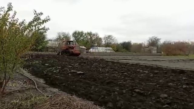 дт-75 с пашка огорода. смотреть онлайн
